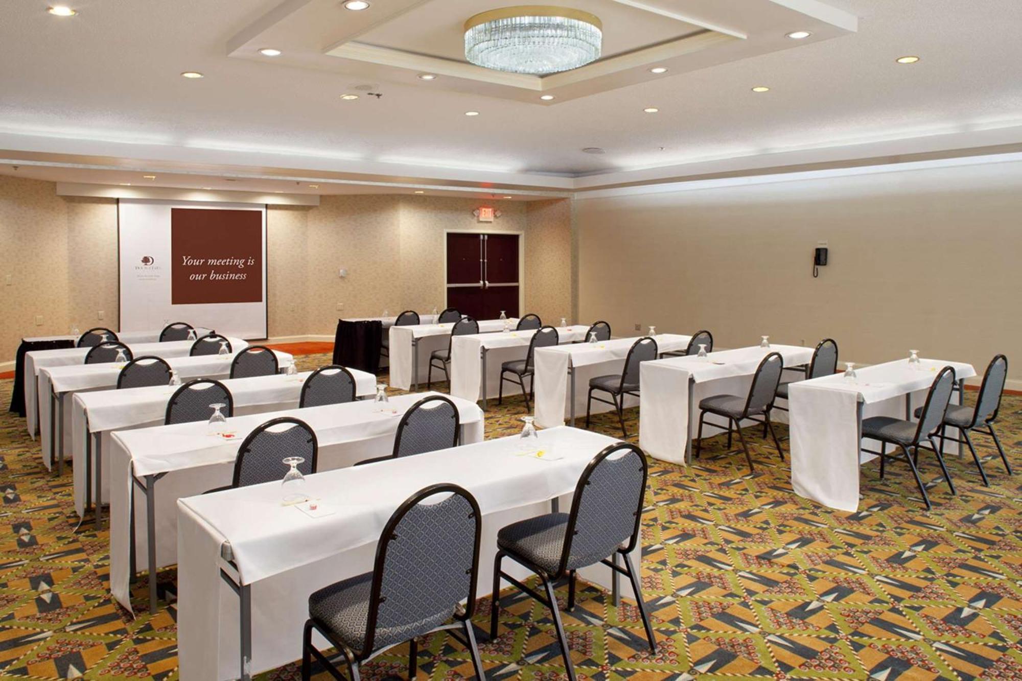 Doubletree By Hilton Фейетвилл Экстерьер фото